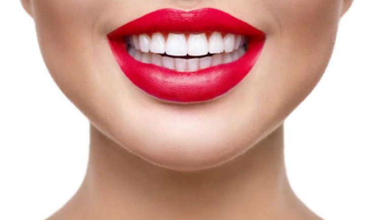 Когда для улыбки «по-голливудски» нужно устанавливать зубные коронки?