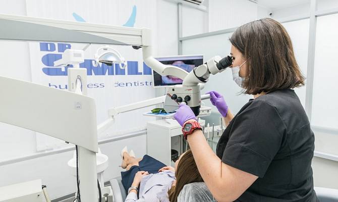 Лечение зубов под микроскопом: преимущества и показания