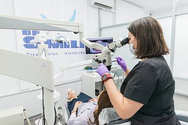 Лечение зубов под микроскопом: преимущества и показания